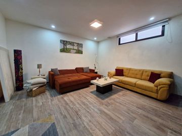 Casa Residencial en venta en fracc Solares Zapopan cuenta con sotano