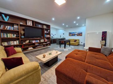 Casa Residencial en venta en fracc Solares Zapopan cuenta con sotano