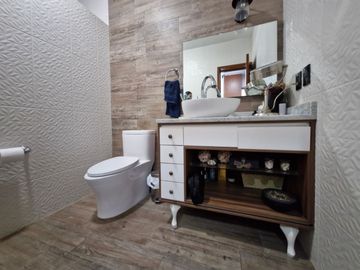 Casa Residencial en venta en fracc Solares Zapopan cuenta con sotano