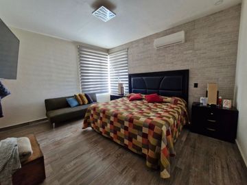 Casa Residencial en venta en fracc Solares Zapopan cuenta con sotano