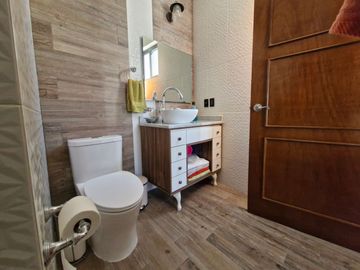 Casa Residencial en venta en fracc Solares Zapopan cuenta con sotano