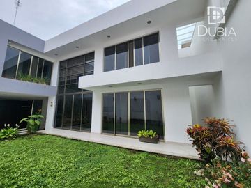 Casa en Monte Magno con Jardín construida en 2 terrenos.