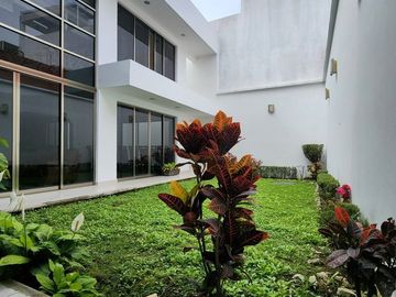 Casa en Monte Magno con Jardín construida en 2 terrenos.
