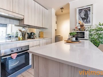 Moderno departamento de 2 dormitorios y 2 baños, estilo mariposa, en  ubicado barrio nuevo, cercano a Metro Rodrigo de Araya.