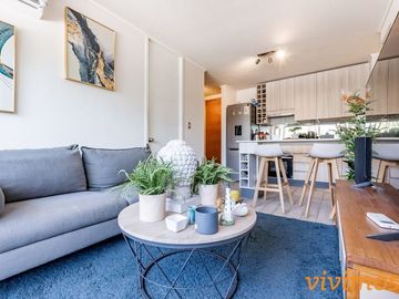 Moderno departamento de 2 dormitorios y 2 baños, estilo mariposa, en  ubicado barrio nuevo, cercano a Metro Rodrigo de Araya.