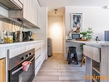 Moderno departamento de 2 dormitorios y 2 baños, estilo mariposa, en  ubicado barrio nuevo, cercano a Metro Rodrigo de Araya.