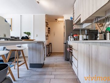 Moderno departamento de 2 dormitorios y 2 baños, estilo mariposa, en  ubicado barrio nuevo, cercano a Metro Rodrigo de Araya.