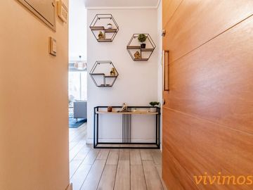 Moderno departamento de 2 dormitorios y 2 baños, estilo mariposa, en  ubicado barrio nuevo, cercano a Metro Rodrigo de Araya.