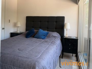 Moderno departamento de 2 dormitorios y 2 baños, estilo mariposa, en  ubicado barrio nuevo, cercano a Metro Rodrigo de Araya.