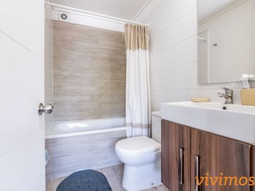 Moderno departamento de 2 dormitorios y 2 baños, estilo mariposa, en  ubicado barrio nuevo, cercano a Metro Rodrigo de Araya.