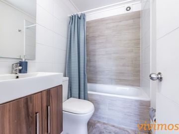 Moderno departamento de 2 dormitorios y 2 baños, estilo mariposa, en  ubicado barrio nuevo, cercano a Metro Rodrigo de Araya.