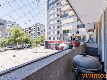 Moderno departamento de 2 dormitorios y 2 baños, estilo mariposa, en  ubicado barrio nuevo, cercano a Metro Rodrigo de Araya.