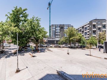 Moderno departamento de 2 dormitorios y 2 baños, estilo mariposa, en  ubicado barrio nuevo, cercano a Metro Rodrigo de Araya.