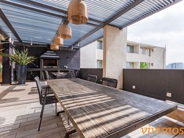 Moderno departamento de 2 dormitorios y 2 baños, estilo mariposa, en  ubicado barrio nuevo, cercano a Metro Rodrigo de Araya.