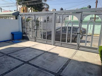 Vendo excelente casa en Valle Dorado.