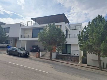 Casa en Renta Amueblada en Club de Golf La Loma con Roof Garden.