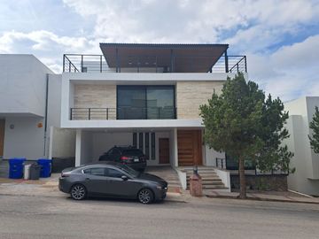 Casa en Renta Amueblada en Club de Golf La Loma con Roof Garden.