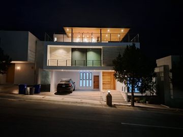 Casa en Renta Amueblada en Club de Golf La Loma con Roof Garden.