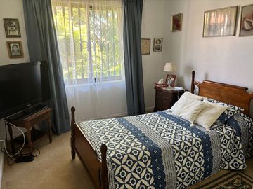 Excelente casa de un piso, 4 dorm. patio, antejardín, en condominio de 6 casas, sector regimiento, clínicas, universidades, Chillán