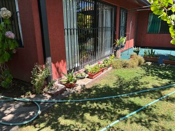 Excelente casa de un piso, 4 dorm. patio, antejardín, en condominio de 6 casas, sector regimiento, clínicas, universidades, Chillán