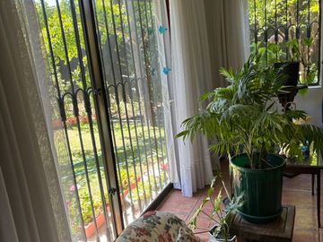 Excelente casa de un piso, 4 dorm. patio, antejardín, en condominio de 6 casas, sector regimiento, clínicas, universidades, Chillán