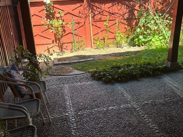 Excelente casa de un piso, 4 dorm. patio, antejardín, en condominio de 6 casas, sector regimiento, clínicas, universidades, Chillán