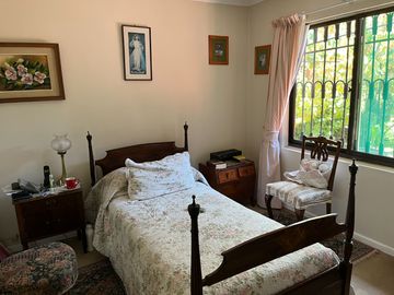 Excelente casa de un piso, 4 dorm. patio, antejardín, en condominio de 6 casas, sector regimiento, clínicas, universidades, Chillán