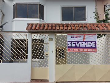 De Oportunidad En Machala En la Urbanización Las Crucitas Se Vende Casa Independiente