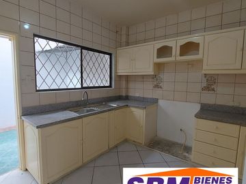 De Oportunidad En Machala En la Urbanización Las Crucitas Se Vende Casa Independiente