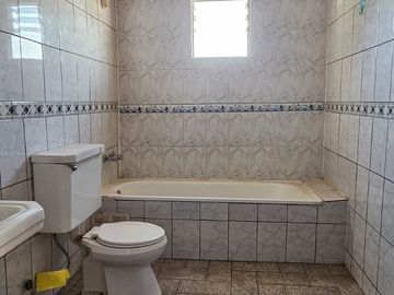 CASA ALTURA PARADERO 32, QUILPUÉ. 5 DORMITORIOS, 2 BAÑOS Y 1 ESTACIONAMIENTO