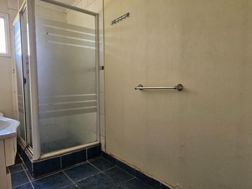 CASA ALTURA PARADERO 32, QUILPUÉ. 5 DORMITORIOS, 2 BAÑOS Y 1 ESTACIONAMIENTO