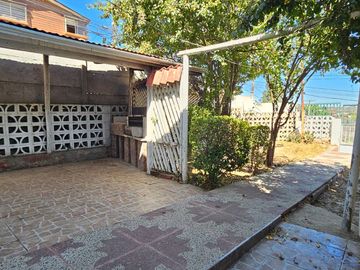 CASA ALTURA PARADERO 32, QUILPUÉ. 5 DORMITORIOS, 2 BAÑOS Y 1 ESTACIONAMIENTO