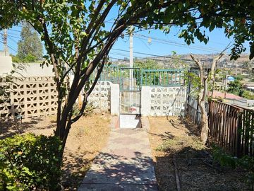 CASA ALTURA PARADERO 32, QUILPUÉ. 5 DORMITORIOS, 2 BAÑOS Y 1 ESTACIONAMIENTO