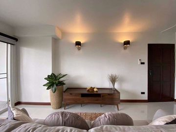 Beautifully designed 2-bedroom condo, 76 square meters, near the new US Consulate, located in Chang Moi sub-district, Mueang Chiang Mai district, Chia