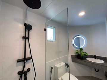 Beautifully designed 2-bedroom condo, 76 square meters, near the new US Consulate, located in Chang Moi sub-district, Mueang Chiang Mai district, Chia