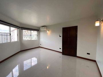 Beautifully designed 2-bedroom condo, 76 square meters, near the new US Consulate, located in Chang Moi sub-district, Mueang Chiang Mai district, Chia