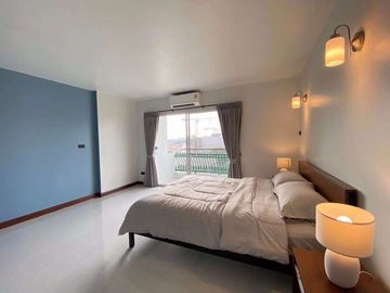 Beautifully designed 2-bedroom condo, 76 square meters, near the new US Consulate, located in Chang Moi sub-district, Mueang Chiang Mai district, Chia