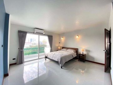 Beautifully designed 2-bedroom condo, 76 square meters, near the new US Consulate, located in Chang Moi sub-district, Mueang Chiang Mai district, Chia