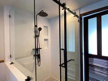 Beautifully designed 2-bedroom condo, 76 square meters, near the new US Consulate, located in Chang Moi sub-district, Mueang Chiang Mai district, Chia