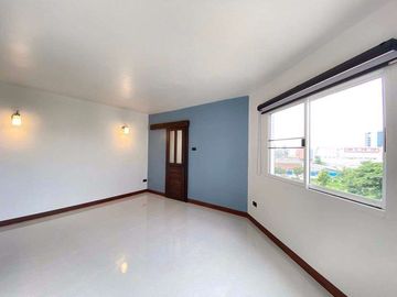 Beautifully designed 2-bedroom condo, 76 square meters, near the new US Consulate, located in Chang Moi sub-district, Mueang Chiang Mai district, Chia