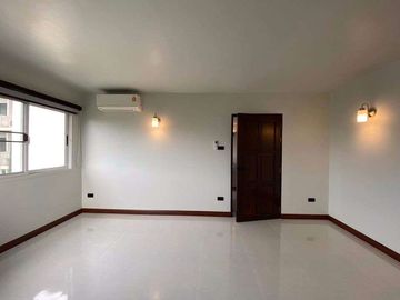 Beautifully designed 2-bedroom condo, 76 square meters, near the new US Consulate, located in Chang Moi sub-district, Mueang Chiang Mai district, Chia