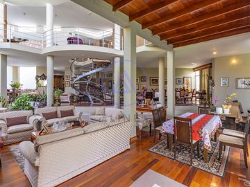 🏡 Exclusiva Casa en el Rincón de La Planicie – Piscina, Jardines y 5 Cocheras 🚗🌿