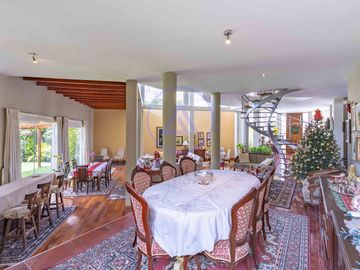 🏡 Exclusiva Casa en el Rincón de La Planicie – Piscina, Jardines y 5 Cocheras 🚗🌿