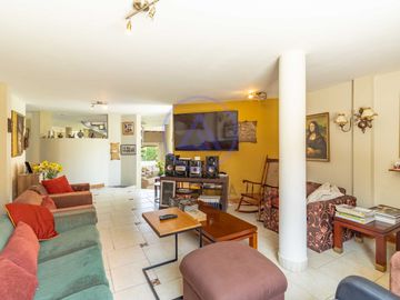 🏡 Exclusiva Casa en el Rincón de La Planicie – Piscina, Jardines y 5 Cocheras 🚗🌿