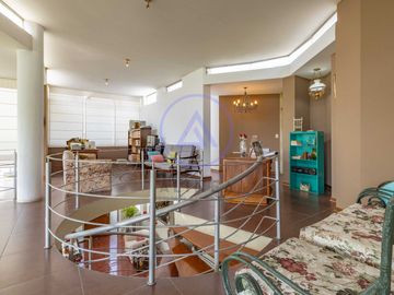 🏡 Exclusiva Casa en el Rincón de La Planicie – Piscina, Jardines y 5 Cocheras 🚗🌿