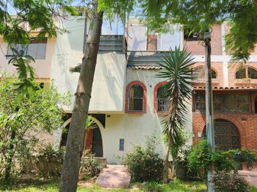 VENTA DE CASA DE TRES PISOS EN URB. LOS PROCERES EN SURCO
