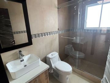 HERMOSA CASA INDEPENDIENTE EN VENTA, Sector Río Amarillo C1446