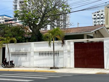 Chipipe - Salinas, amplia propiedad de inversión con terreno de 625 m2 (6727,44 sq ft) y a 3 cuadras del mar