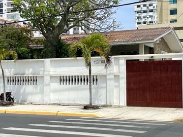 Chipipe - Salinas, amplia propiedad de inversión con terreno de 625 m2 (6727,44 sq ft) y a 3 cuadras del mar
