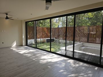 Venta de casa en Playa del Carmen – Casa Itzamná en Senderos de Mayakoba, 3 niveles con terraza, jacuzzi y entrega inmediata